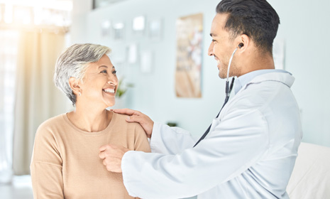 Proveedor médico examinando a paciente